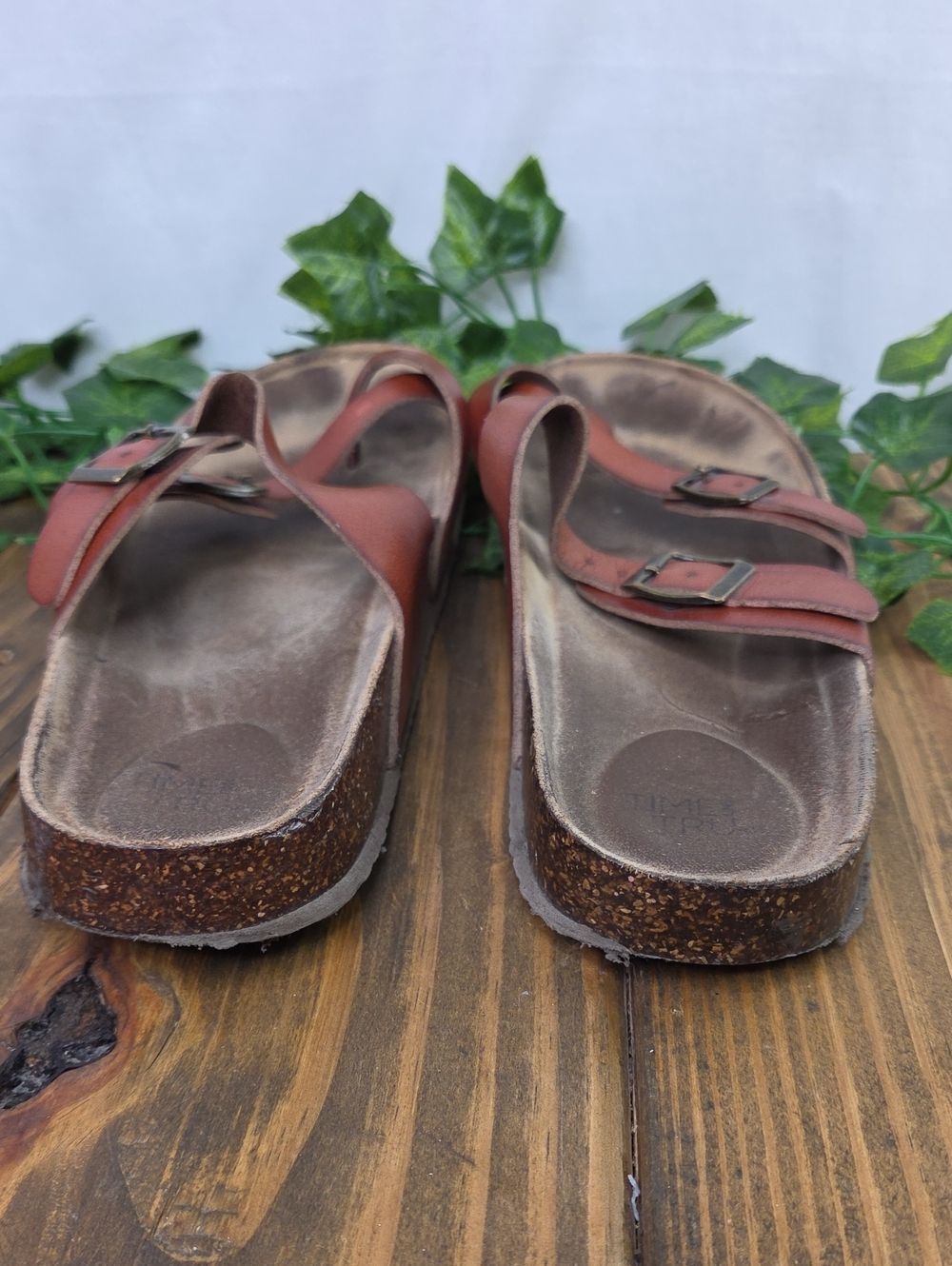 Time & Tru. Leather Flip Flop Sandal. Size 8 - Picture 4 of 7